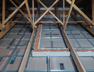 Zateplení stropu novostavby bungalovu pomocí foukané izolace